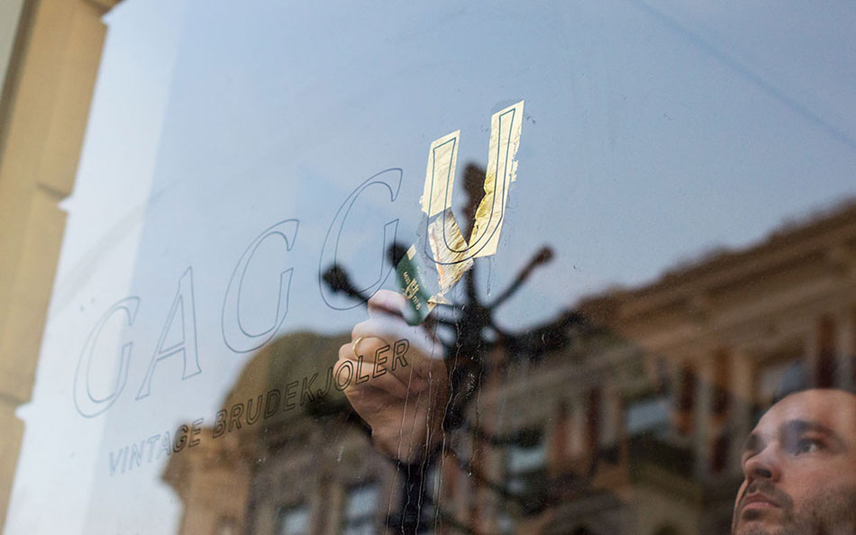 成都摩品设计,服装品牌形象,服装VI设计，成都广告公司,企业标志设计,礼服LOGO设计,企业画册设计,频道包装设计,成都商标设计,平面设计公司,企业网页设计,成都吉祥物设计,专卖店设计,商业空间设计,成都品牌设计,www.mopin.cc 